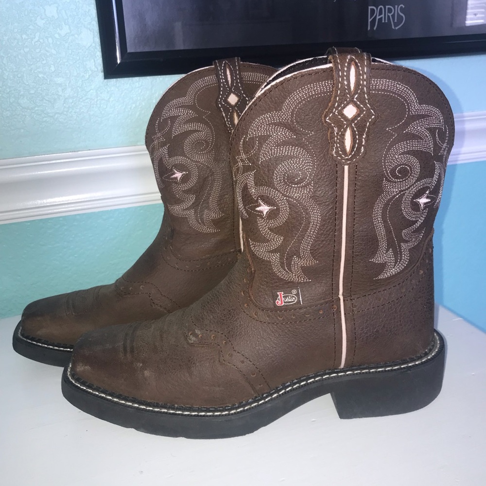 Women’s Justin cowgirl boots!